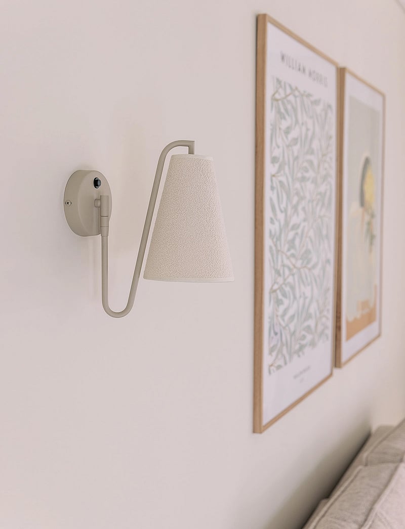 Globen Lighting - Wall lamp Lou White bouclé/brushed brass - wandleuchten - beige - 0
