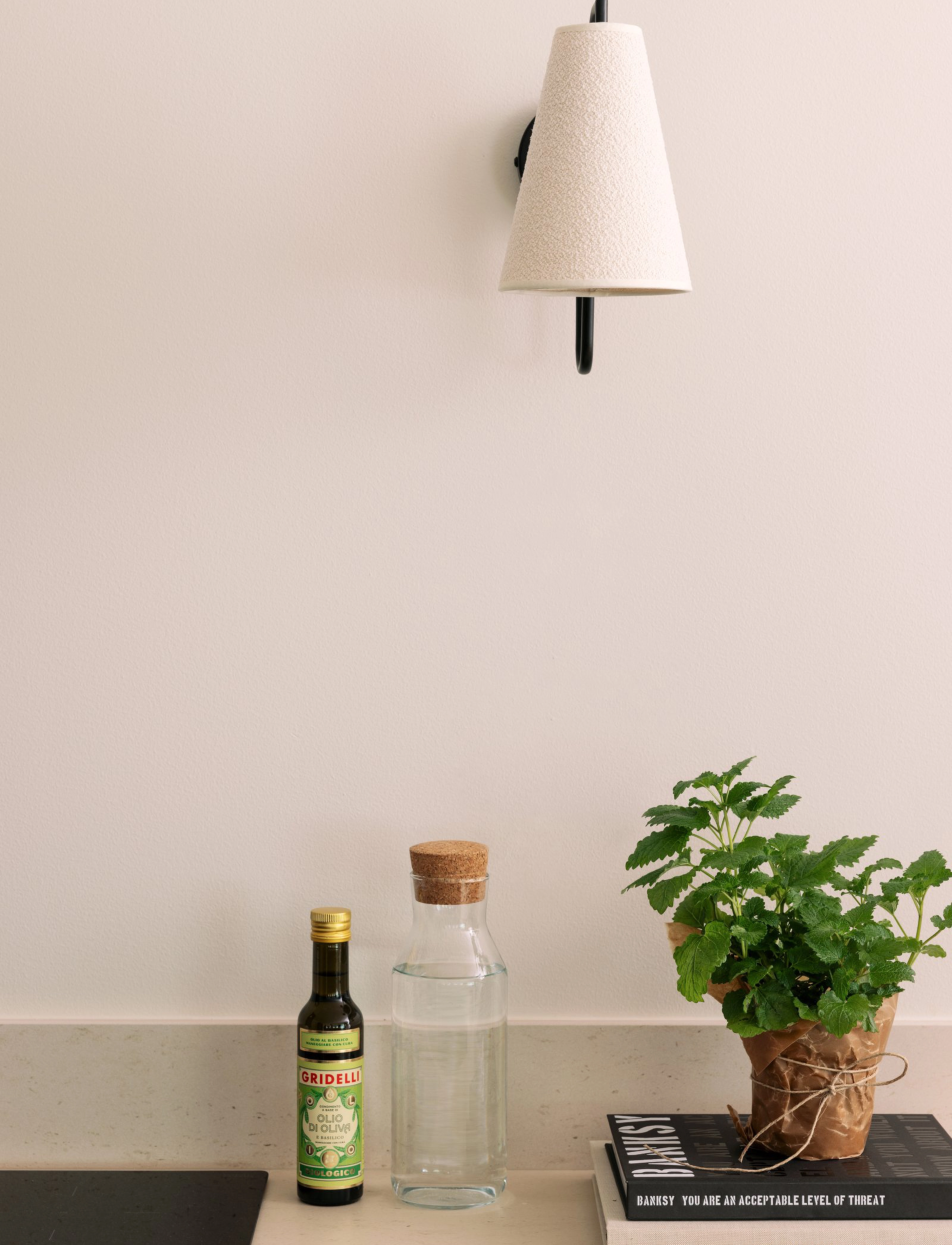Globen Lighting - Wall lamp Lou White bouclé/brushed brass - seinalambid - black - 3