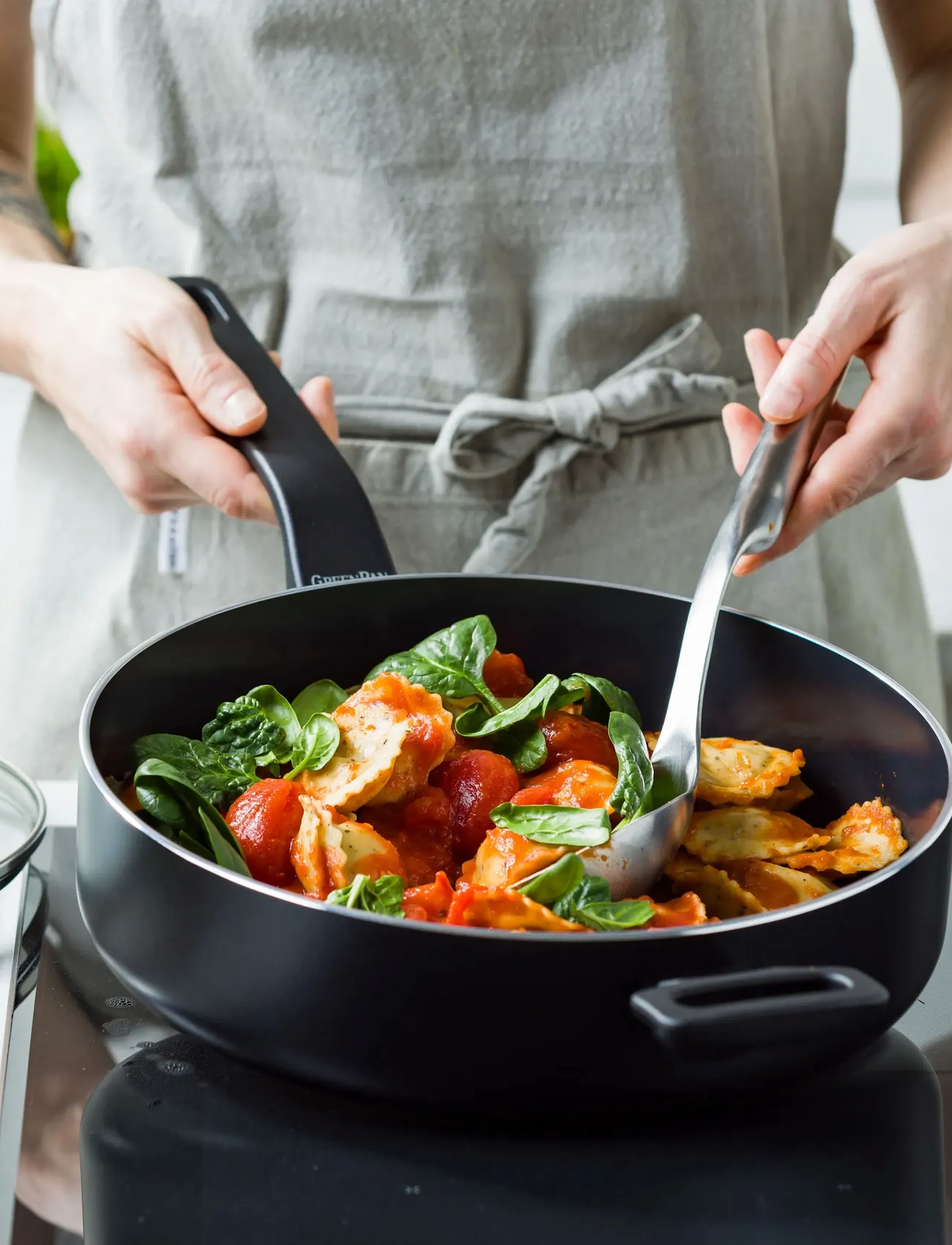 Greenpan - Skillet 28cm/3.1L with lid + helper handle - saucepans - black - 2
