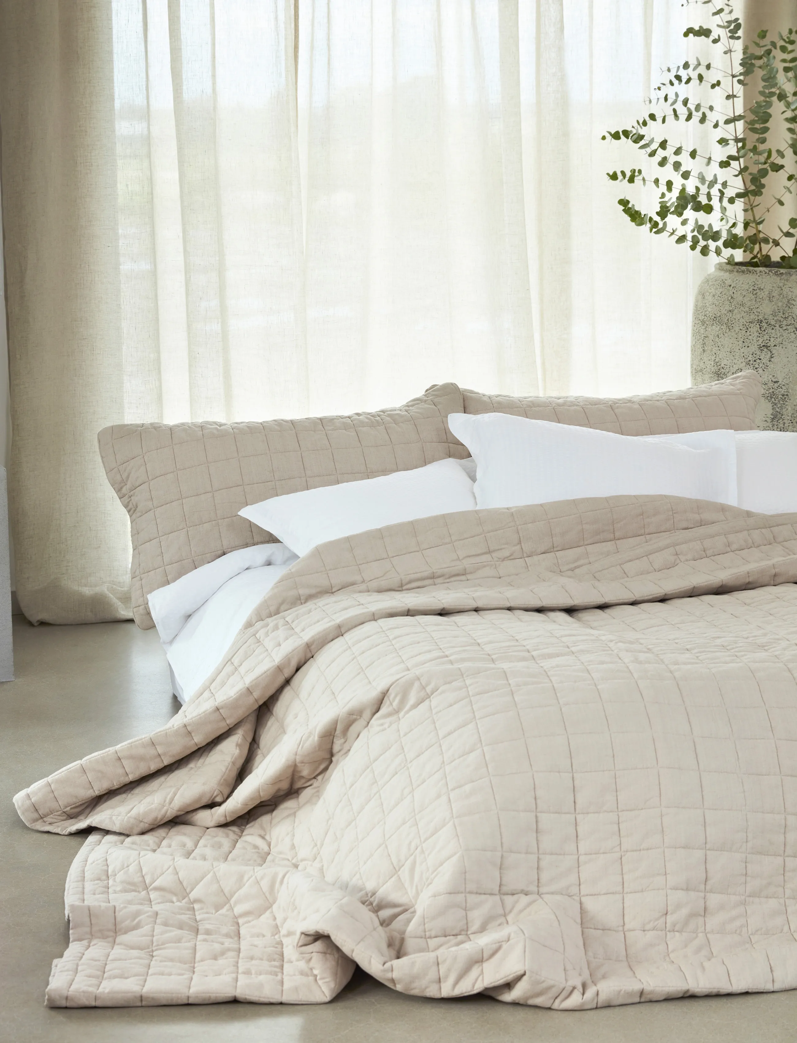 Gripsholm - BEDSPREAD QUILTED LINEN BEIGE 180x260 - sprei - linen beige - 0