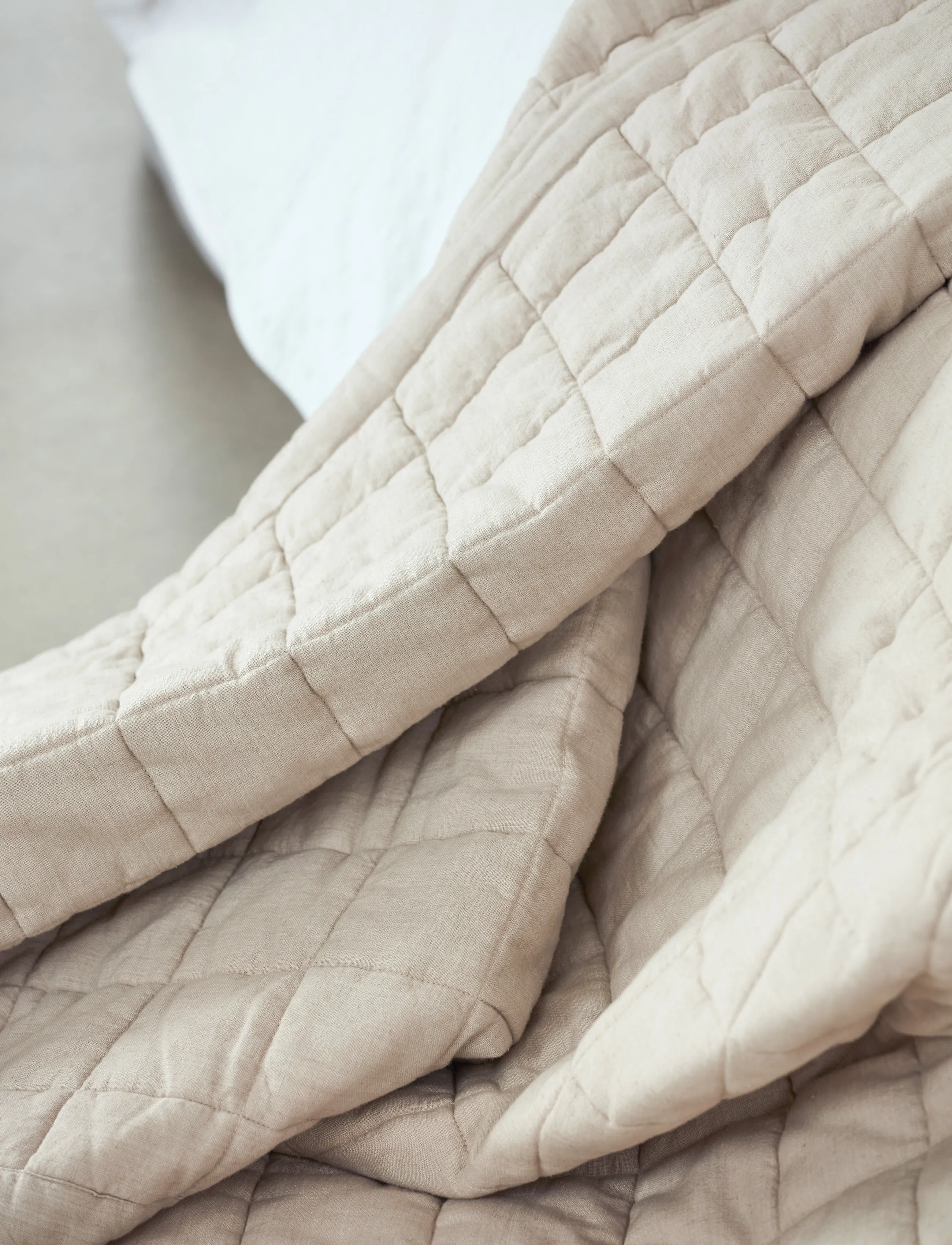 Gripsholm - BEDSPREAD QUILTED LINEN BEIGE 180x260 - sprei - linen beige - 2