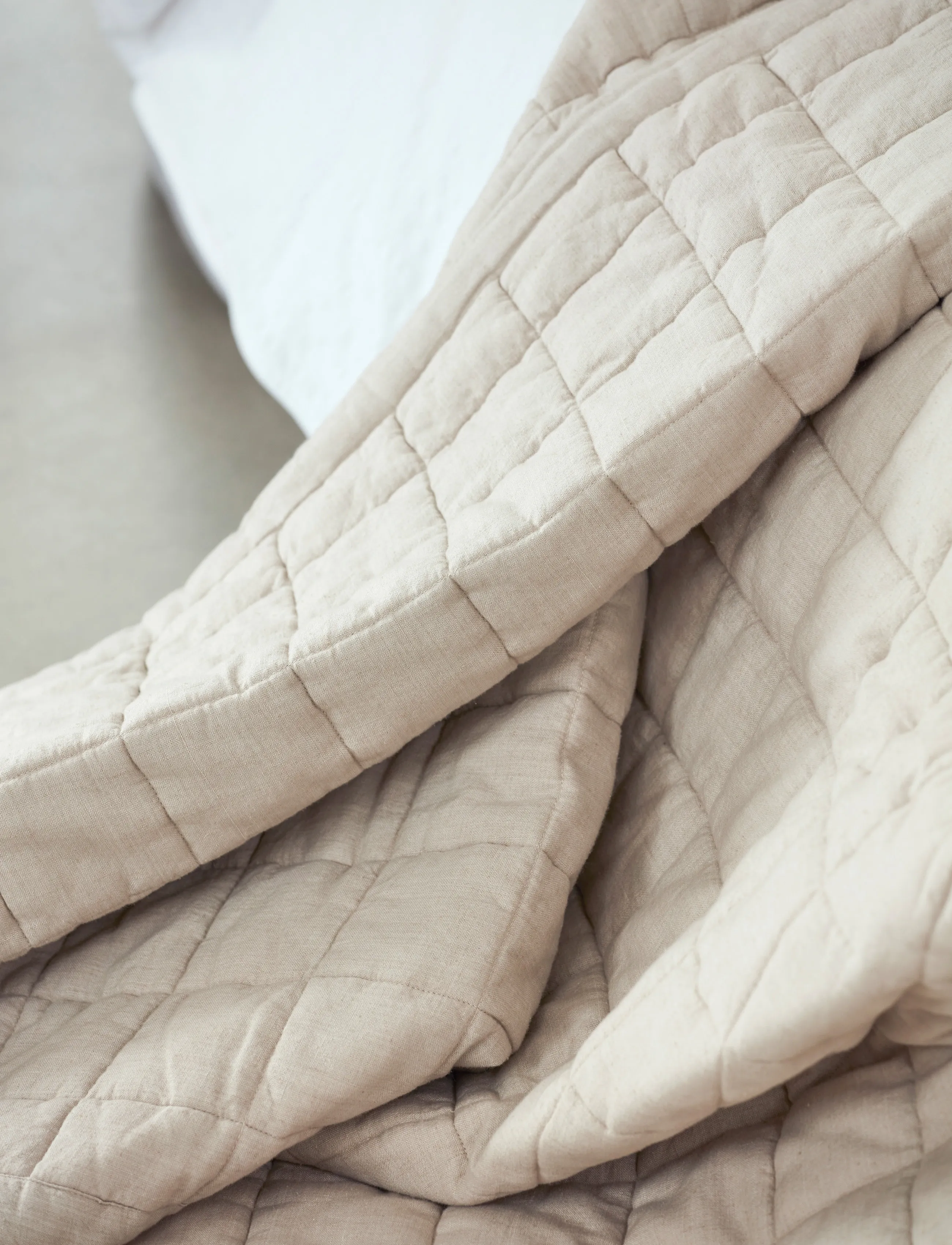 Gripsholm - BEDSPREAD QUILTED LINEN BEIGE 240x260 - sengetæpper - linen beige - 2