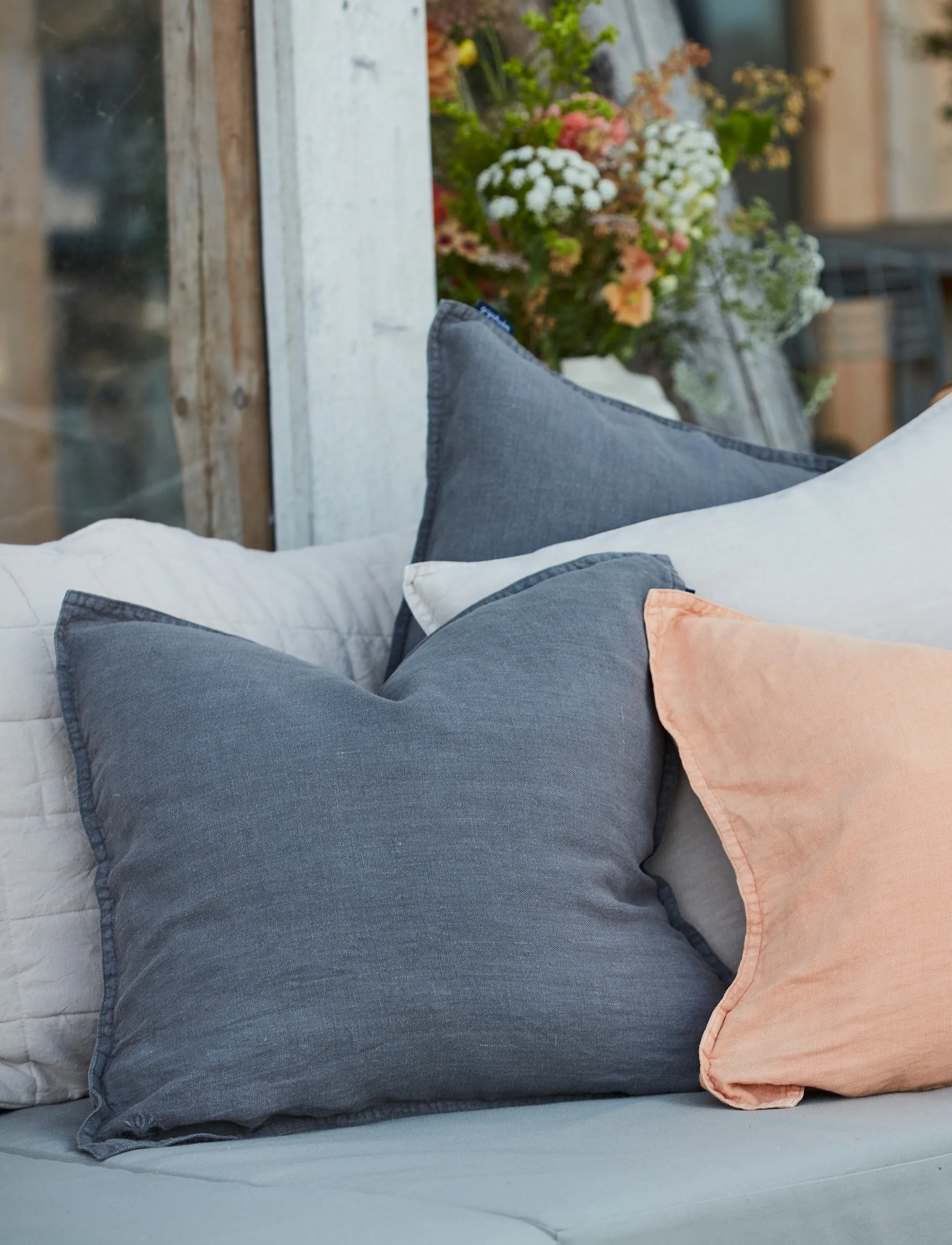 Gripsholm - CUSHION COVER WASHED LINEN TOAST 50x50 - dekoratīvās spilvendrānas - anthracite - 3