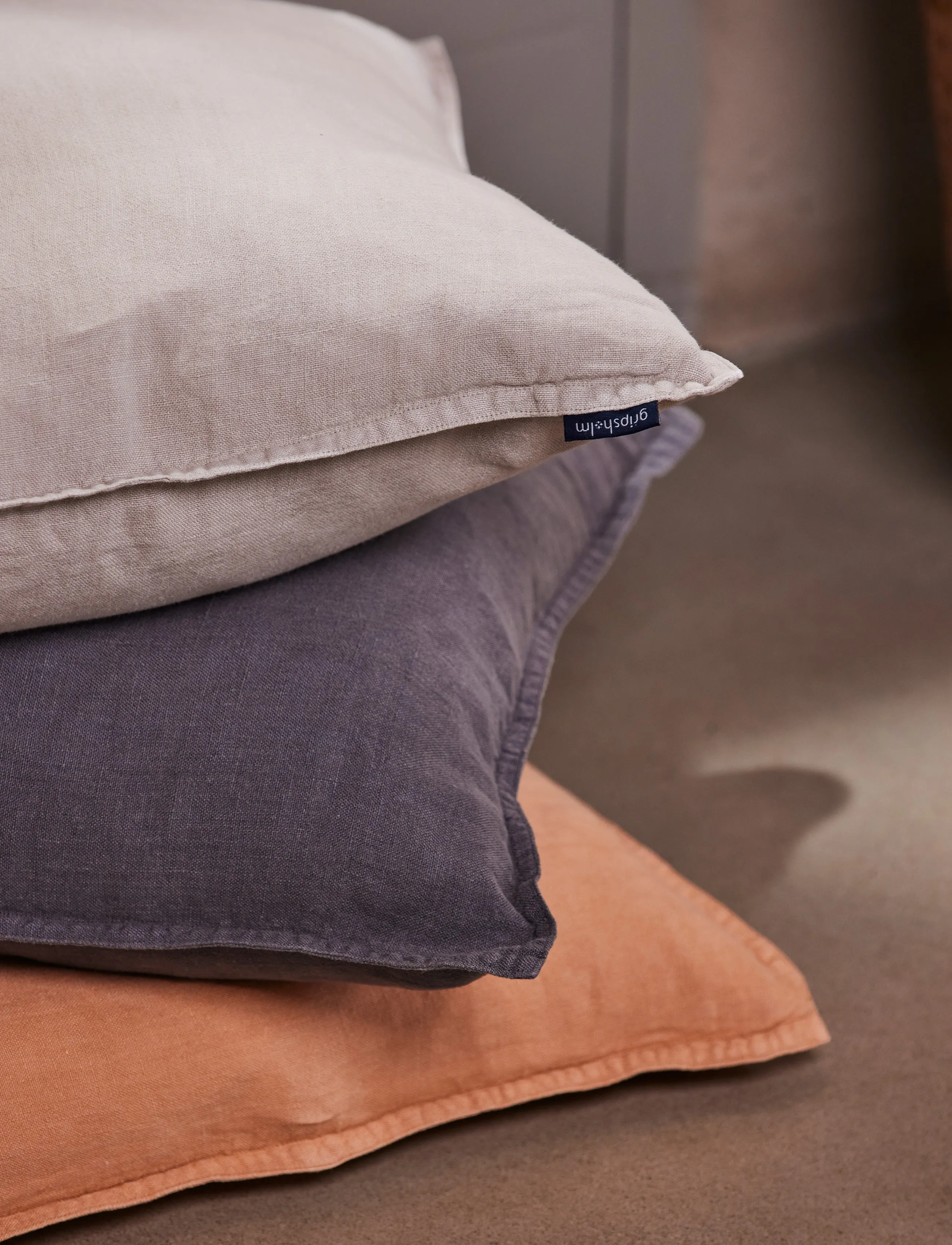 Gripsholm - CUSHION COVER WASHED LINEN TOAST 50x50 - dekoratīvās spilvendrānas - anthracite - 4