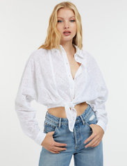 GUESS Jeans - LS TINA SHIRT - pikkade varrukatega särgid - pure white - 2