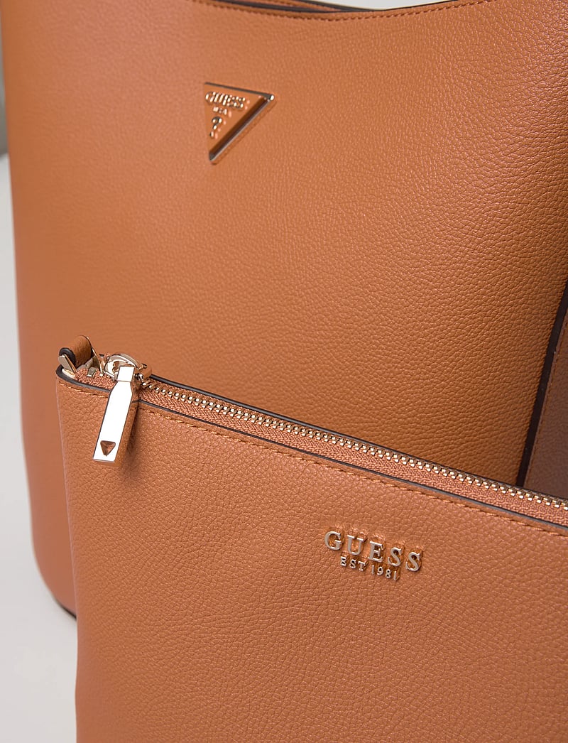 GUESS - MERIDIAN II BUCKET - beuteltaschen - cognac - 3