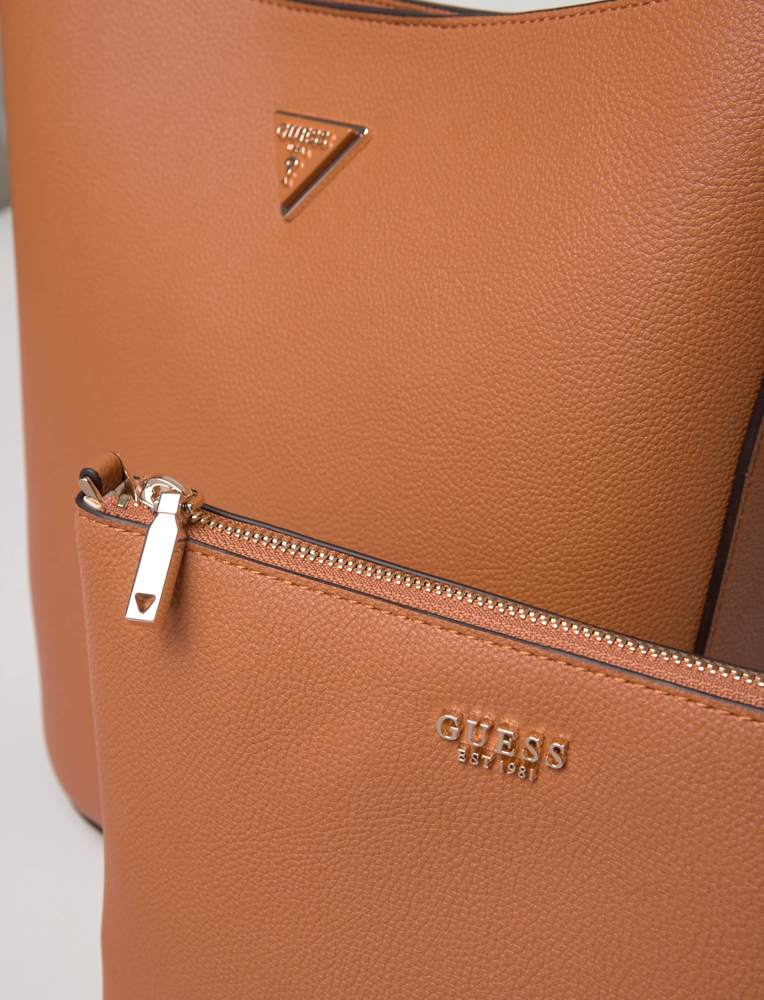 GUESS - MERIDIAN II BUCKET - bucket bags - cognac - 3