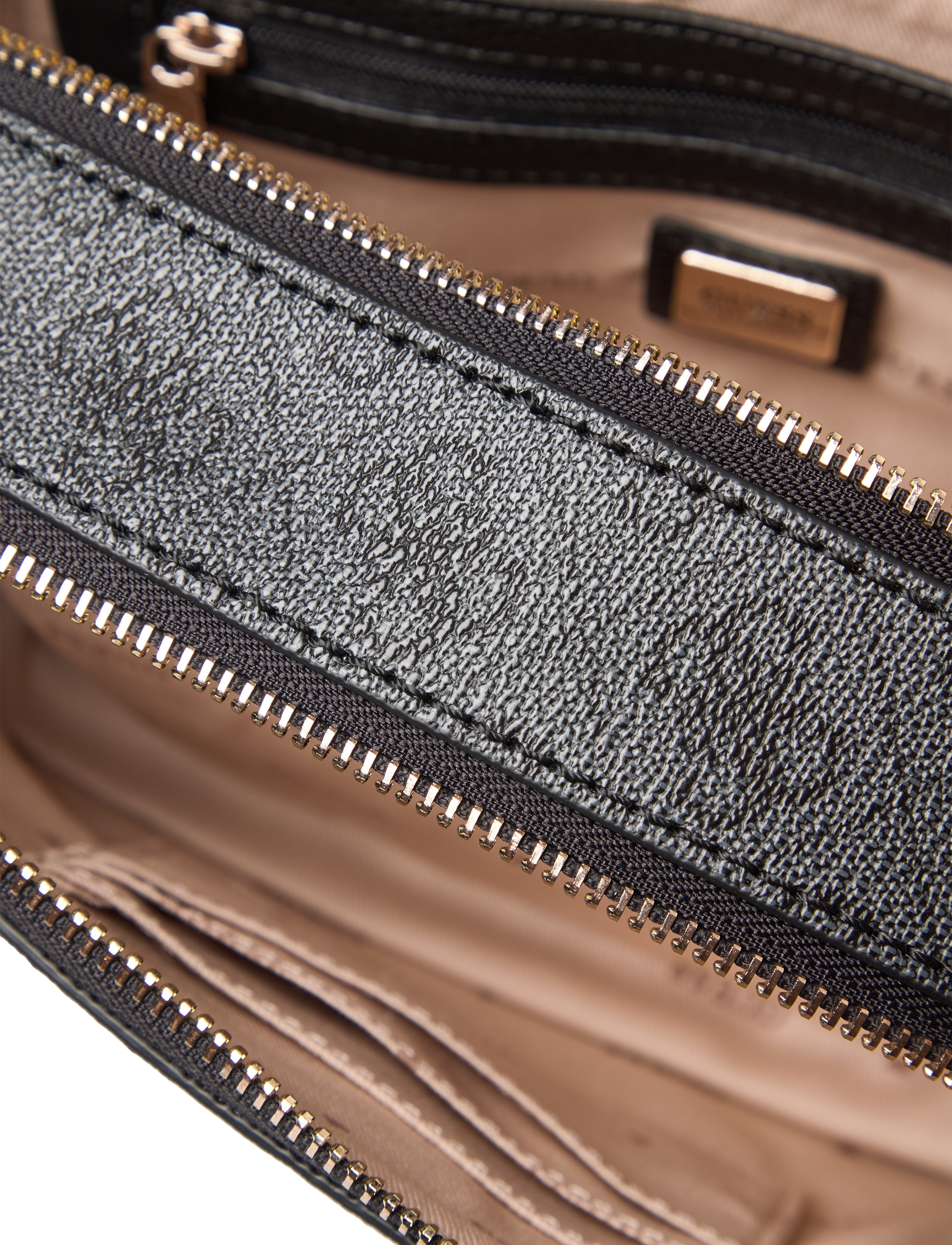 GUESS - NOELLE CROSSBODY CAMERA - coal logo - 4