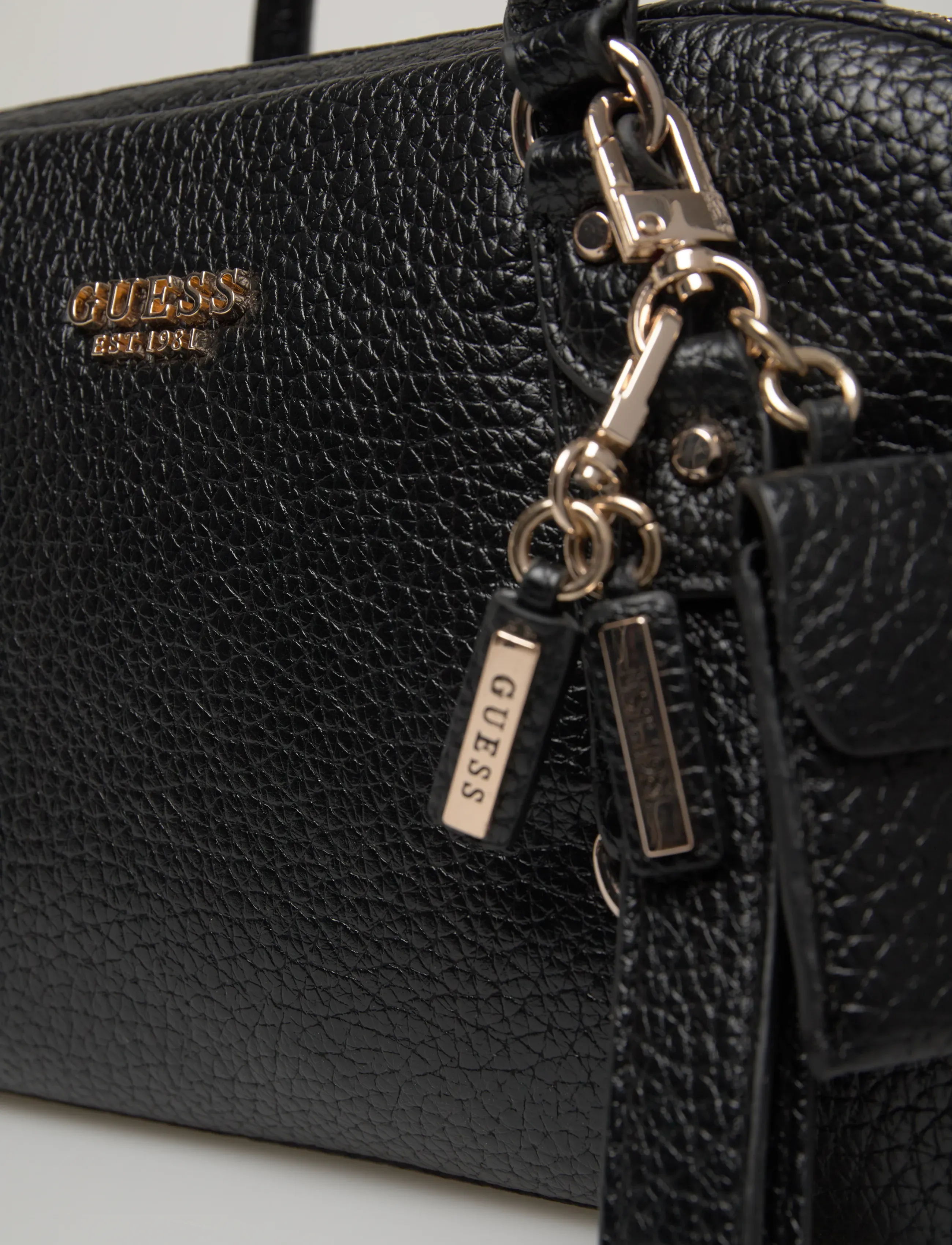 GUESS - MARSHA BOX SATCHEL - festkläder till outletpriser - black - 4