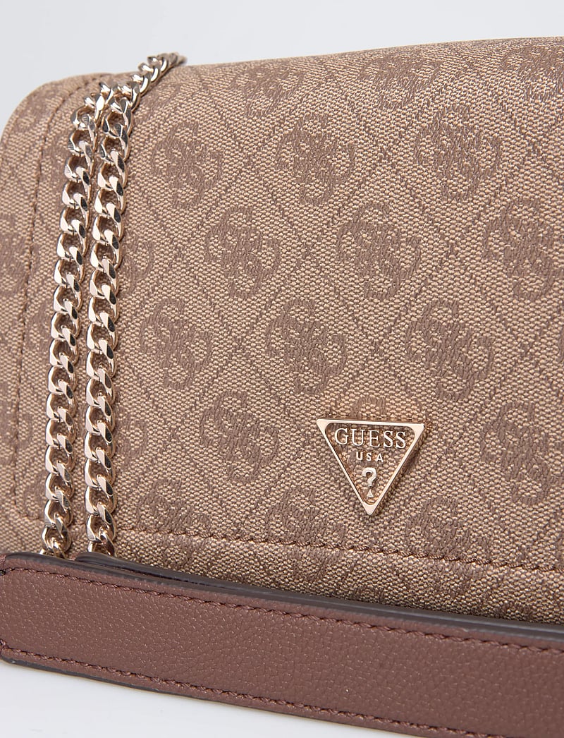 GUESS - NOELLE II CNVRTBLE XBODY FLAP - crossbody bags - latte logo/brown - 3