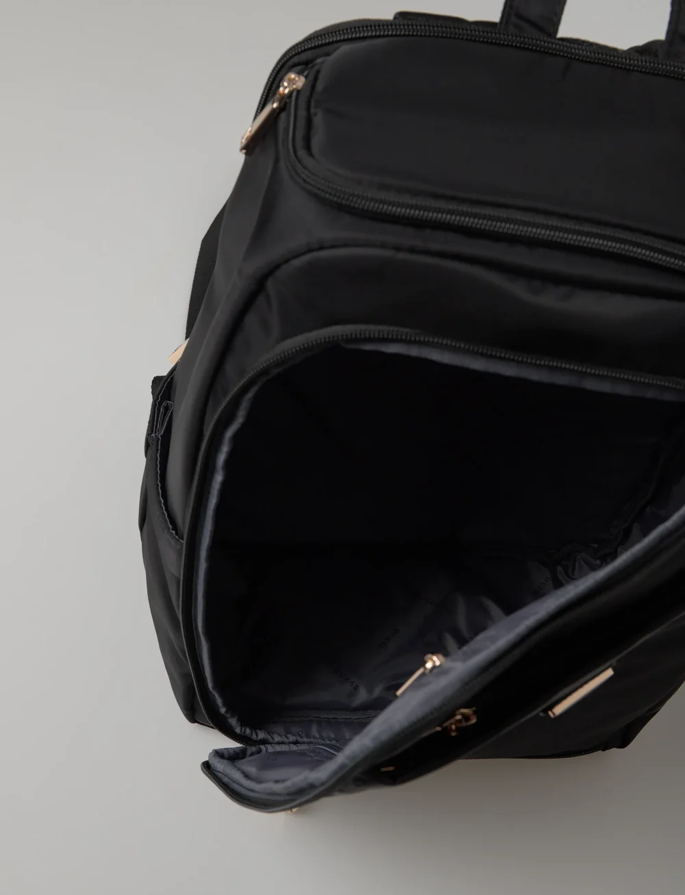 GUESS - FOLLIE U-ZIP BACKPACK - igapäevane stiil - black - 4