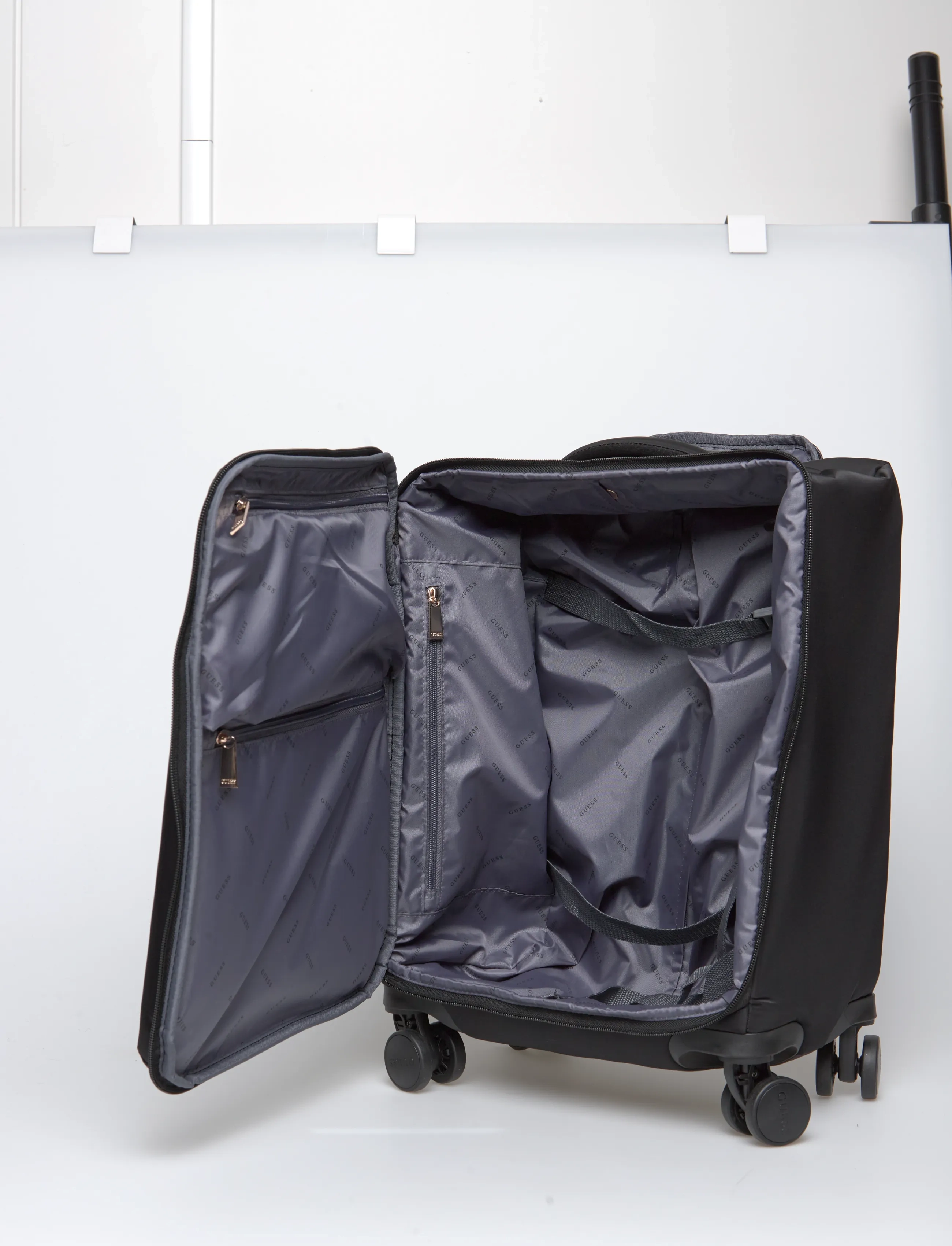 GUESS - FOLLIE 18 IN 8-WHEELER - koffer - black - 4
