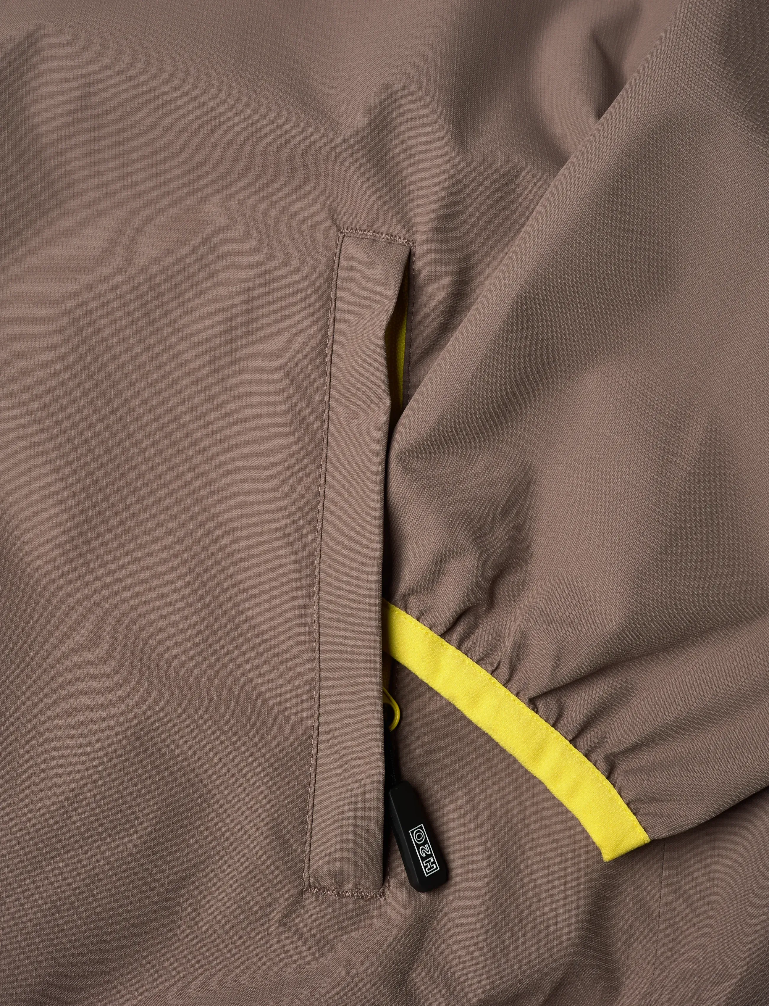 H2O - Rømø Festival LW Rain Jacket - pack - sadetakit - dusty oak/just yellow - 4