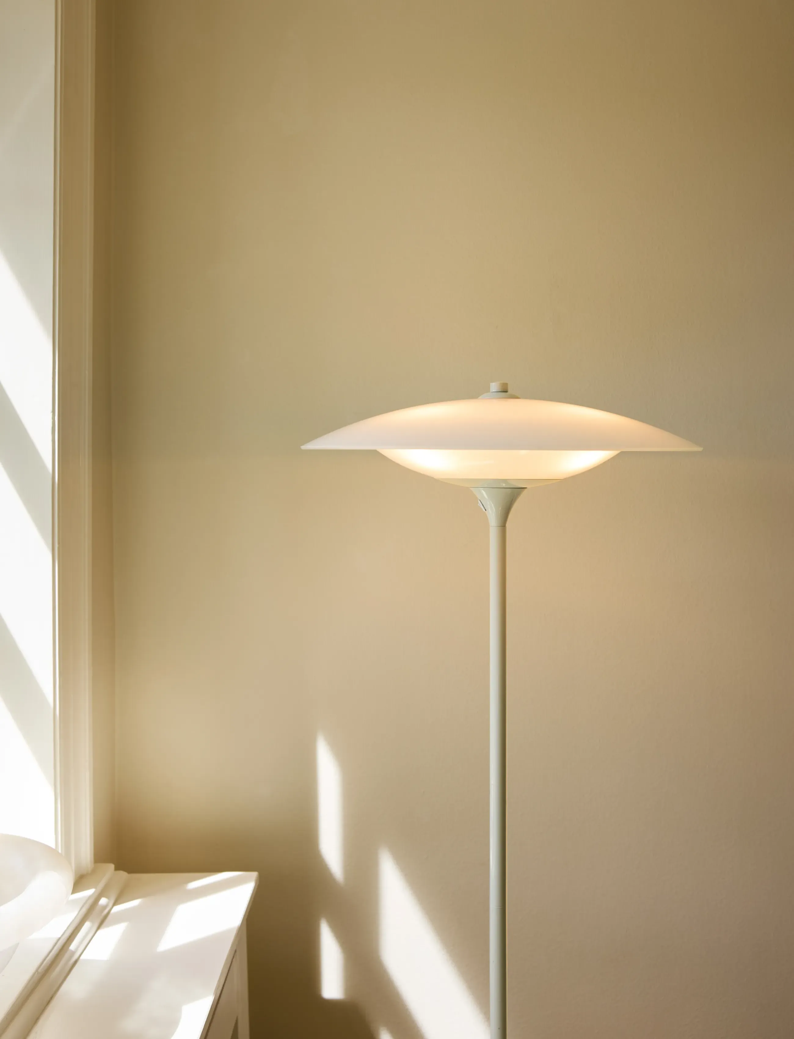 Halo Design - Baroni gulv Ø46 Creme - põrandalambid - glossy cream - 2