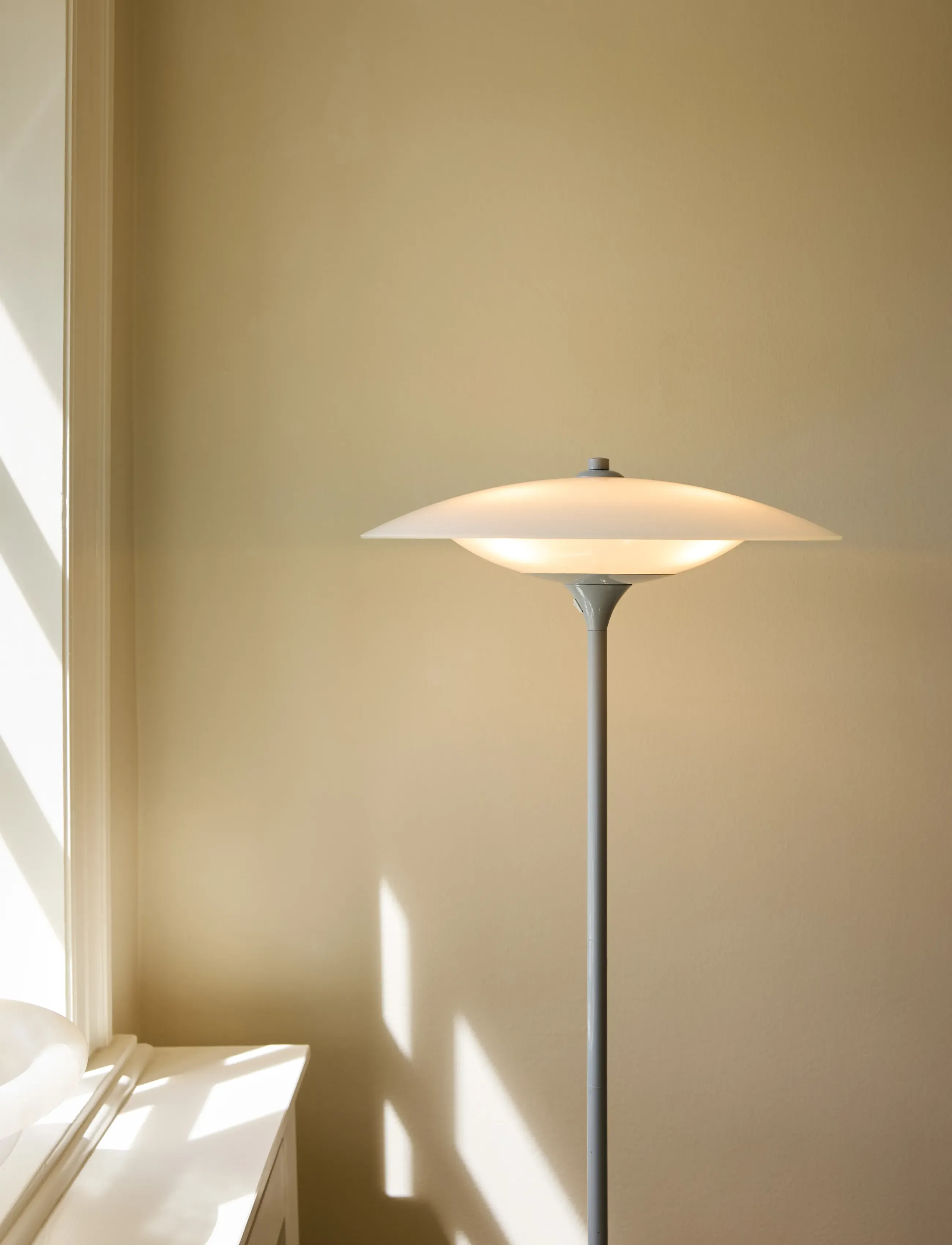 Halo Design - Baroni gulv  Ø46 Grå - põrandalambid - glossy light grey - 2