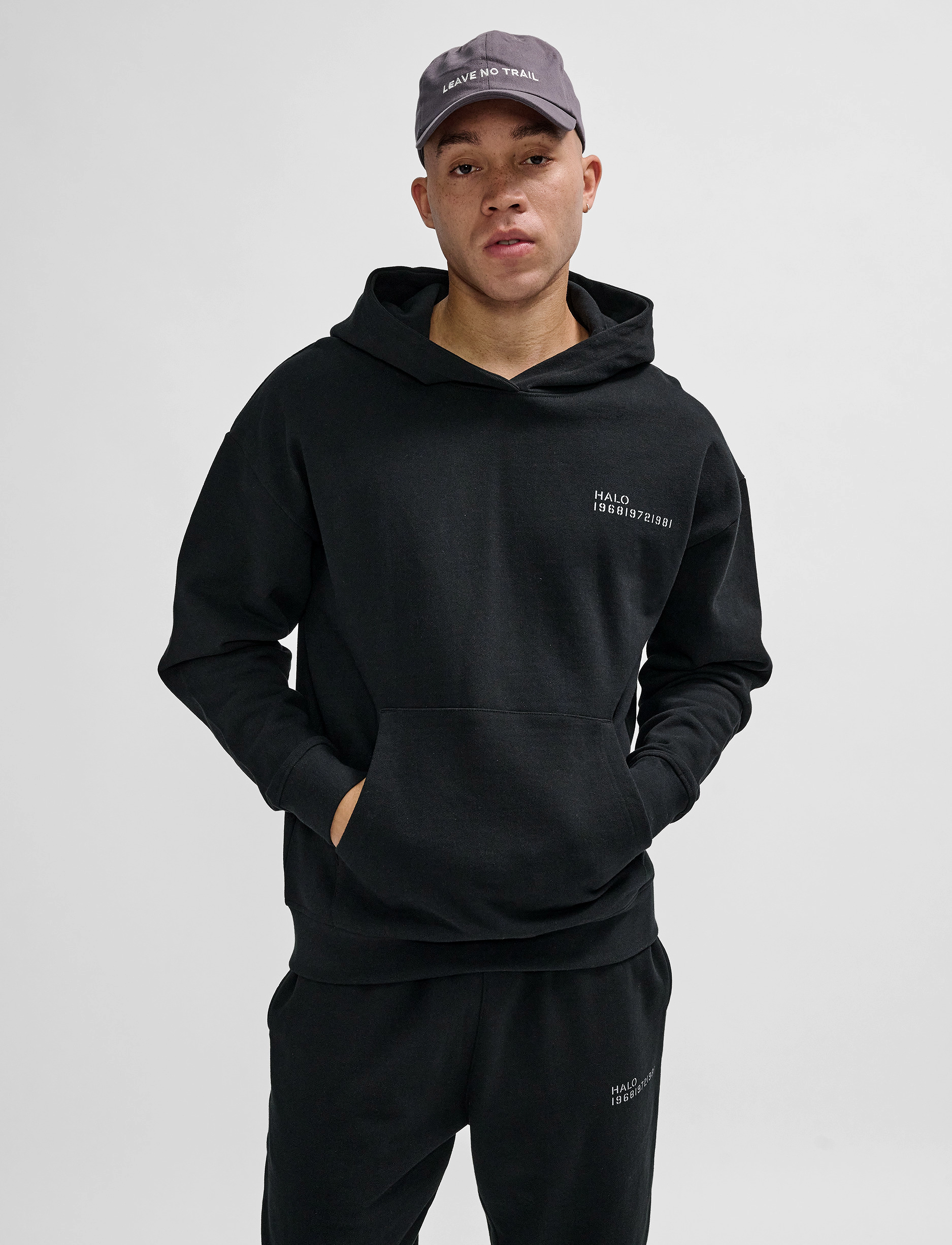 HALO HALO ESSENTIAL HOODIE - Truien en hoodies - BLACK / black