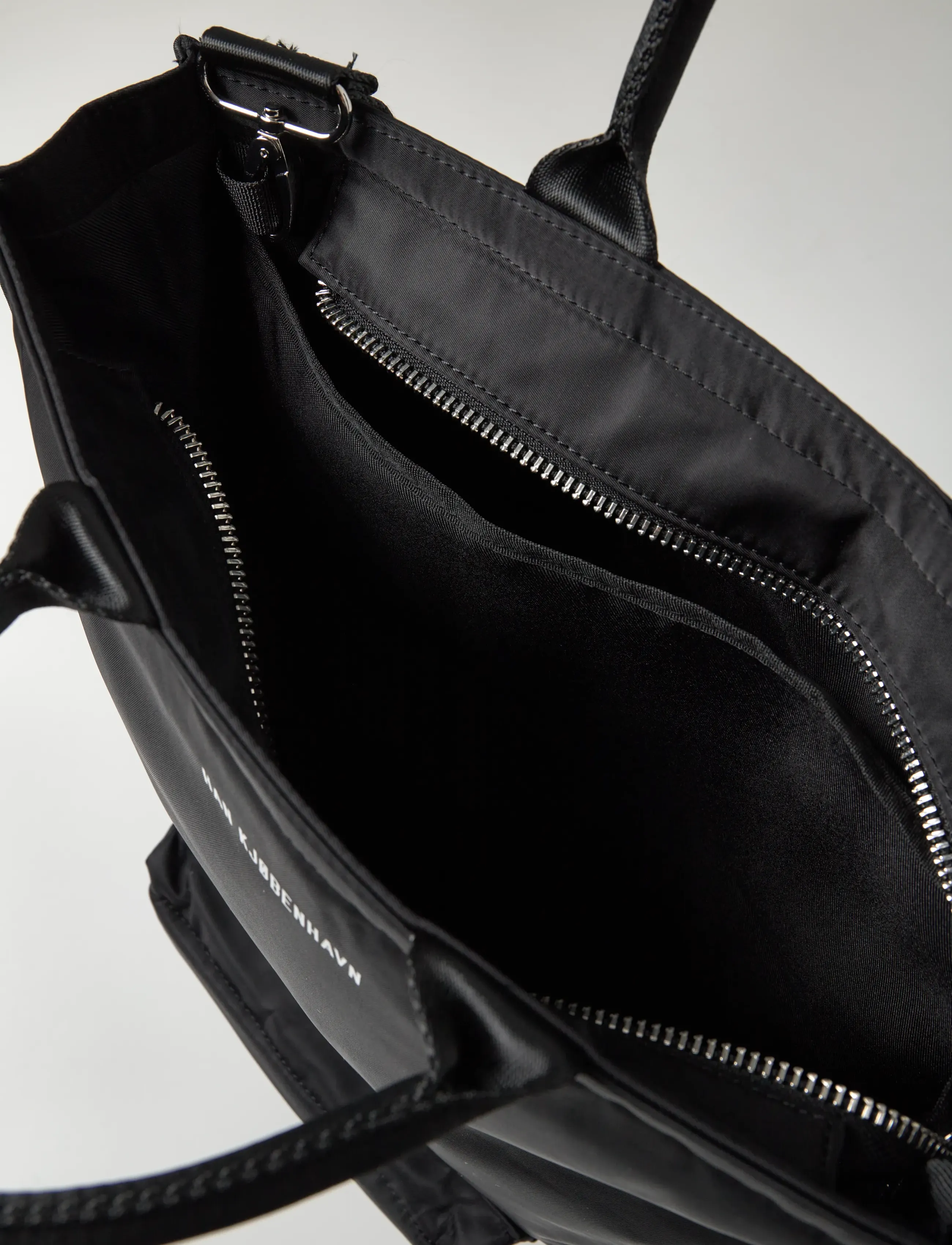 HAN Kjøbenhavn - Logo Nylon Tote Bag - black - 4