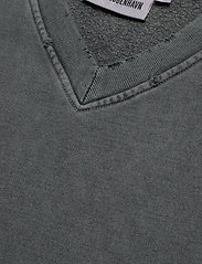 HAN Kjøbenhavn - Distressed Vest - knitted vests - distressed dark grey - 2