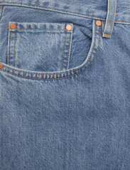 HAN Kjøbenhavn - Relaxed Jeans - brīva piegriezuma džinsa bikses - heavy stonewash - 2