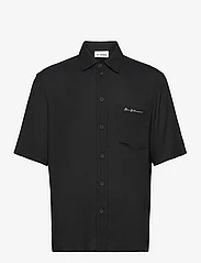 HAN Kjøbenhavn - Fluid Script Logo Short Sleeve Shirt - basic shirts - black - 0