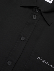 HAN Kjøbenhavn - Fluid Script Logo Short Sleeve Shirt - peruskauluspaidat - black - 3