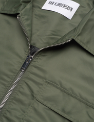 HAN Kjøbenhavn - Nylon Boxed Cargo Jacket - spring jackets - army green - 2