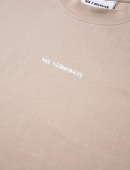 HAN Kjøbenhavn - Boxy Tee S/S Artwork - basic t-shirts - sand - 2