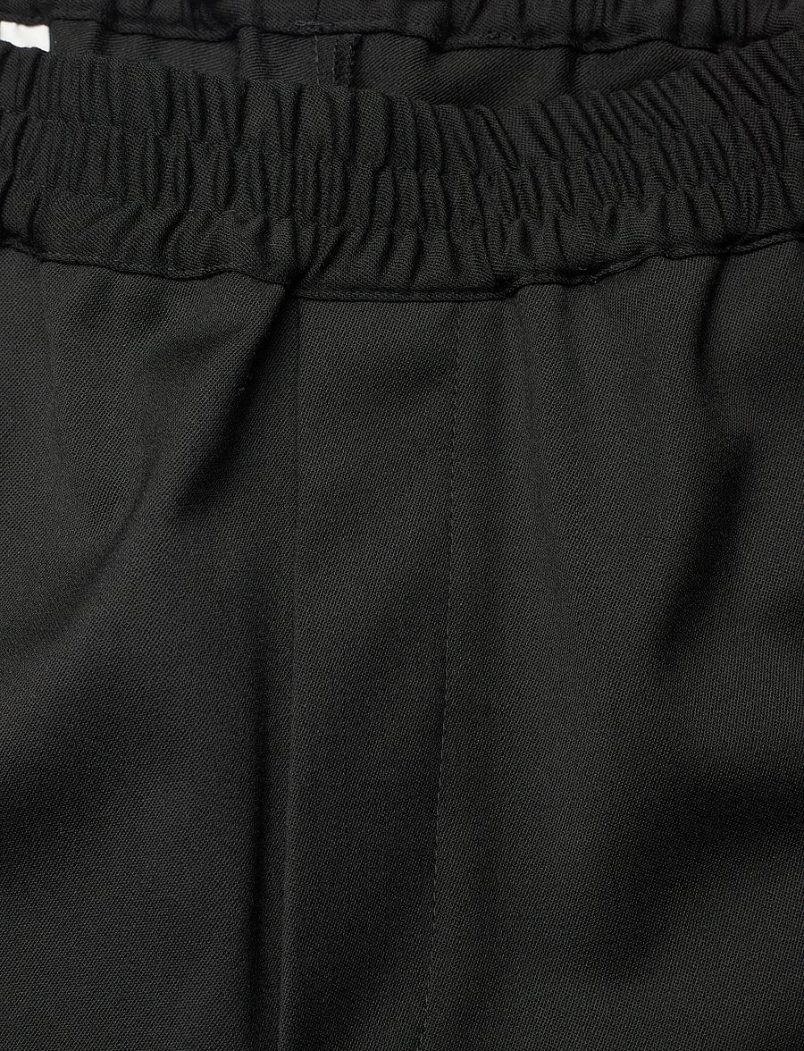 HAN Kjøbenhavn - Wool Elasticated Wide Leg Shorts - cargo shorts - black - 3