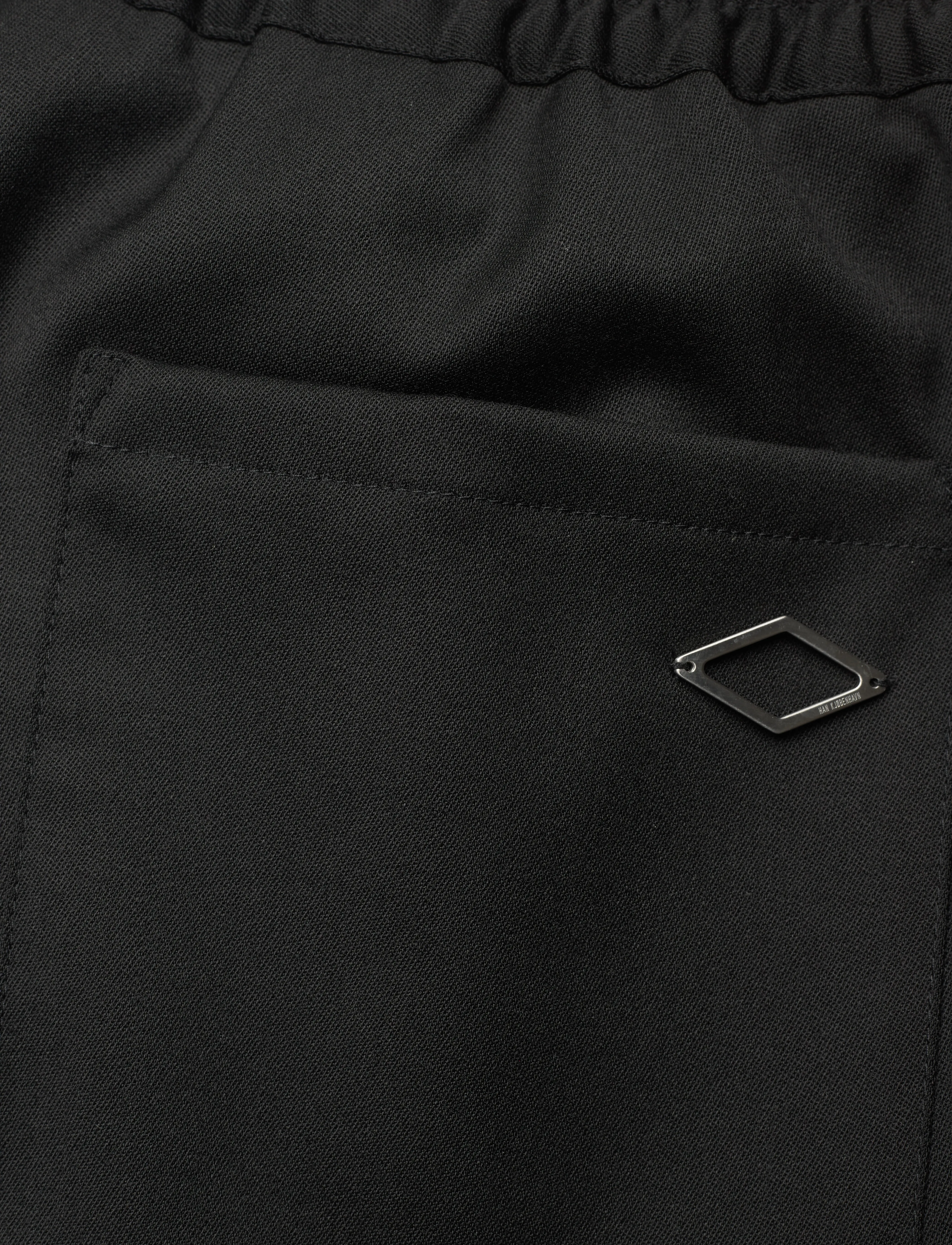 HAN Kjøbenhavn - Wool Elasticated Wide Leg Shorts - cargo shorts - black - 4