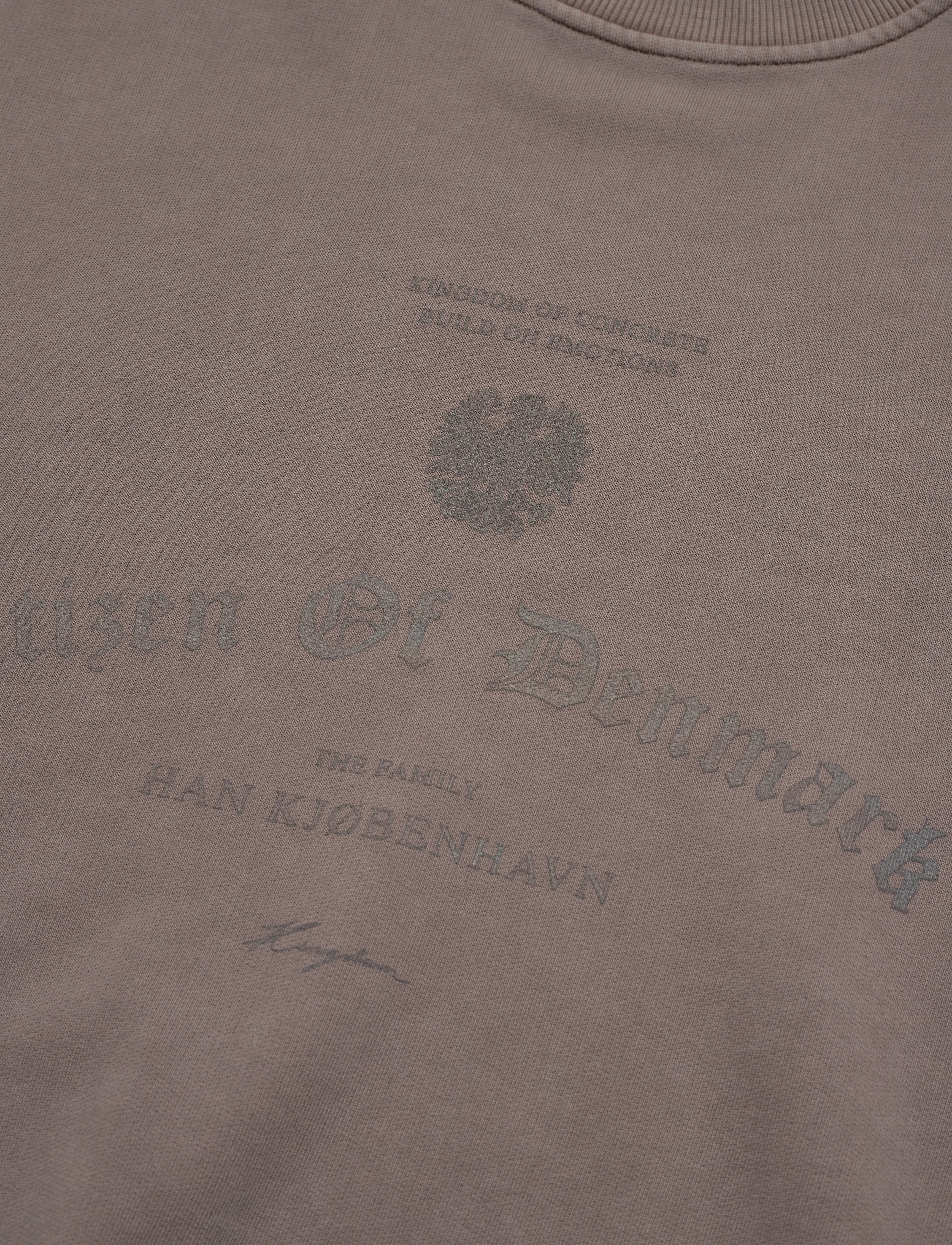 HAN Kjøbenhavn - Citizen Printed Crewneck - stone grey - 2