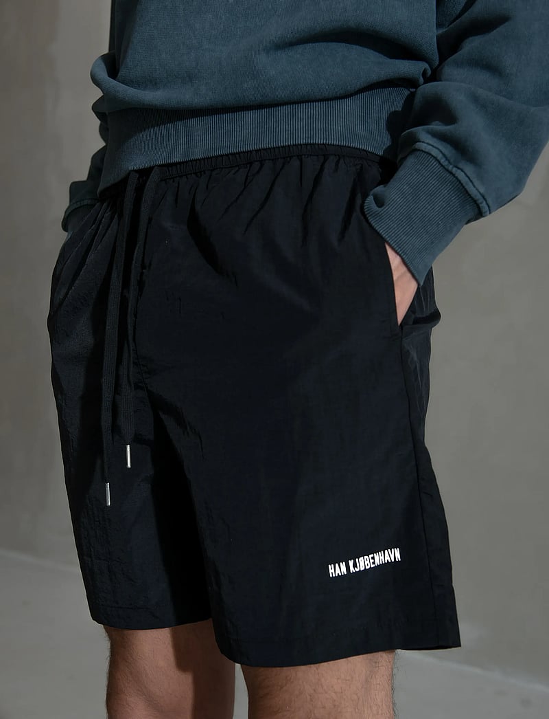 HAN Kjøbenhavn - Nylon Track Shorts - sweatshorts - black - 0