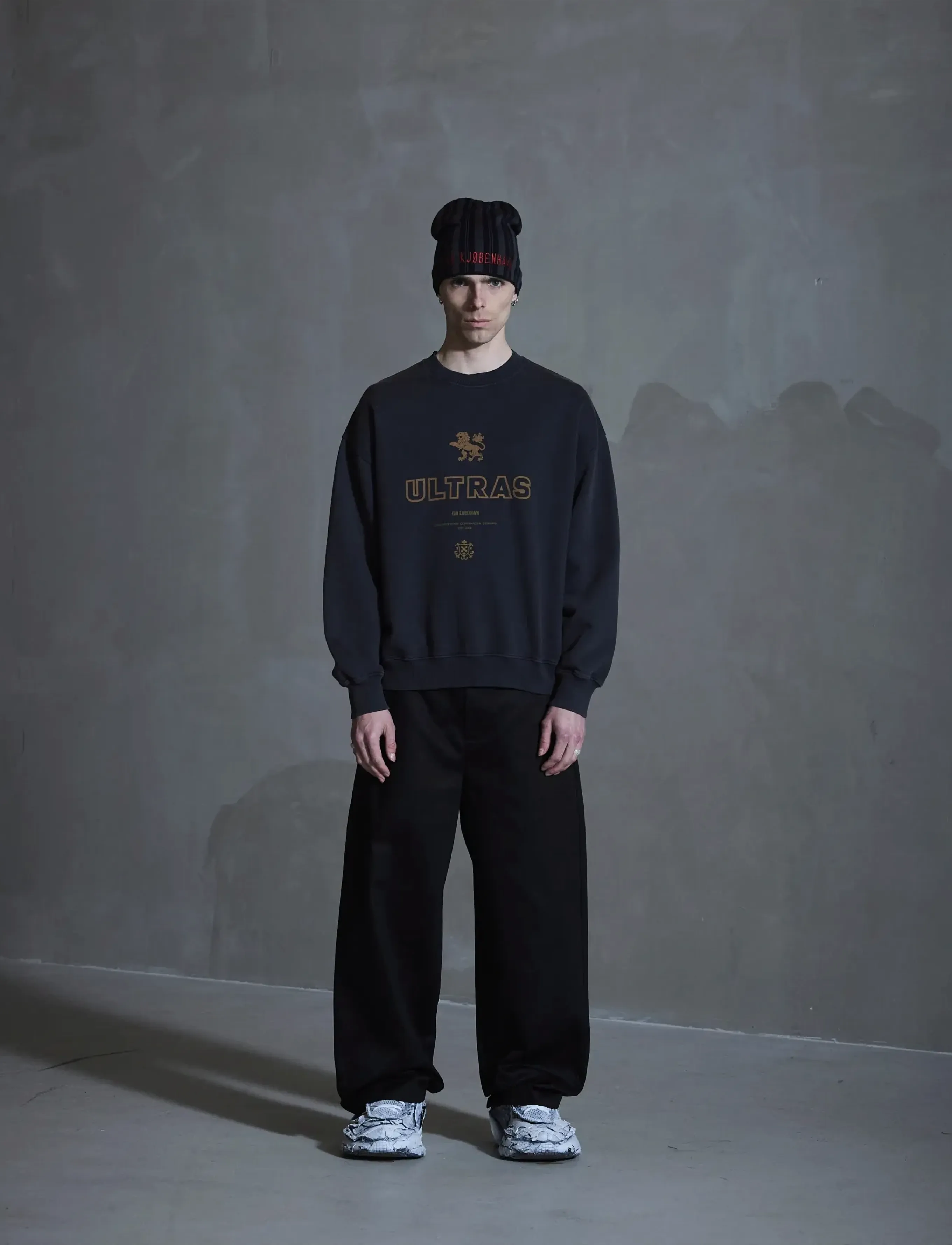 HAN Kjøbenhavn Ultras Oversized Crewneck - Nyheter - BLACK / grey