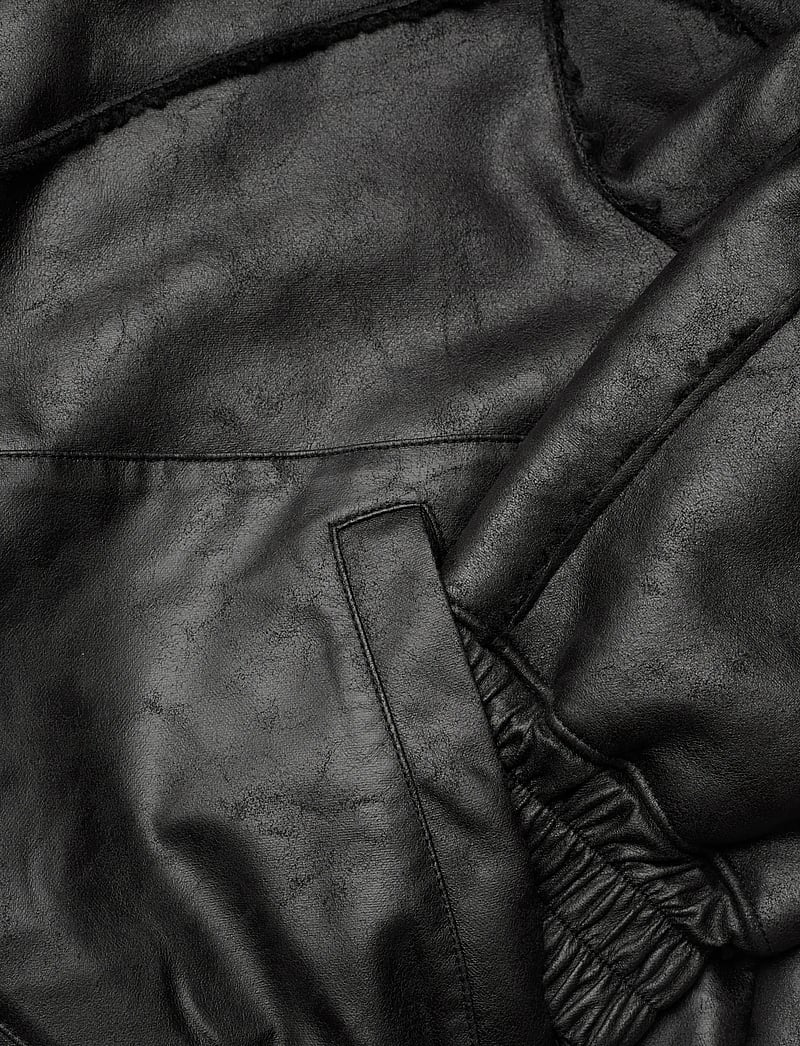 HAN Kjøbenhavn - Faux Shearling Boxy Jacket - vestes de printemps - black - 4