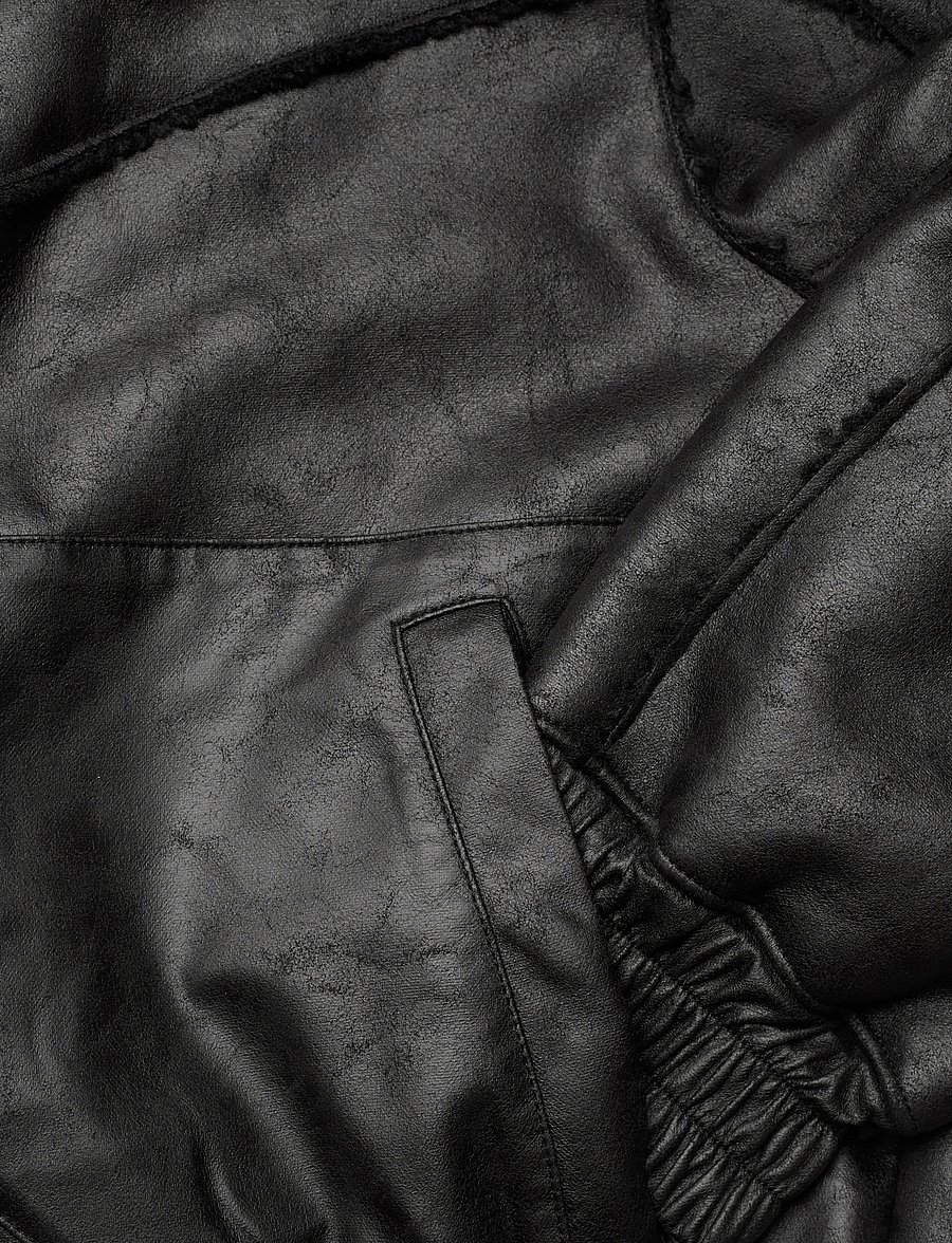 HAN Kjøbenhavn - Faux Shearling Boxy Jacket - forårsjakker - black - 4