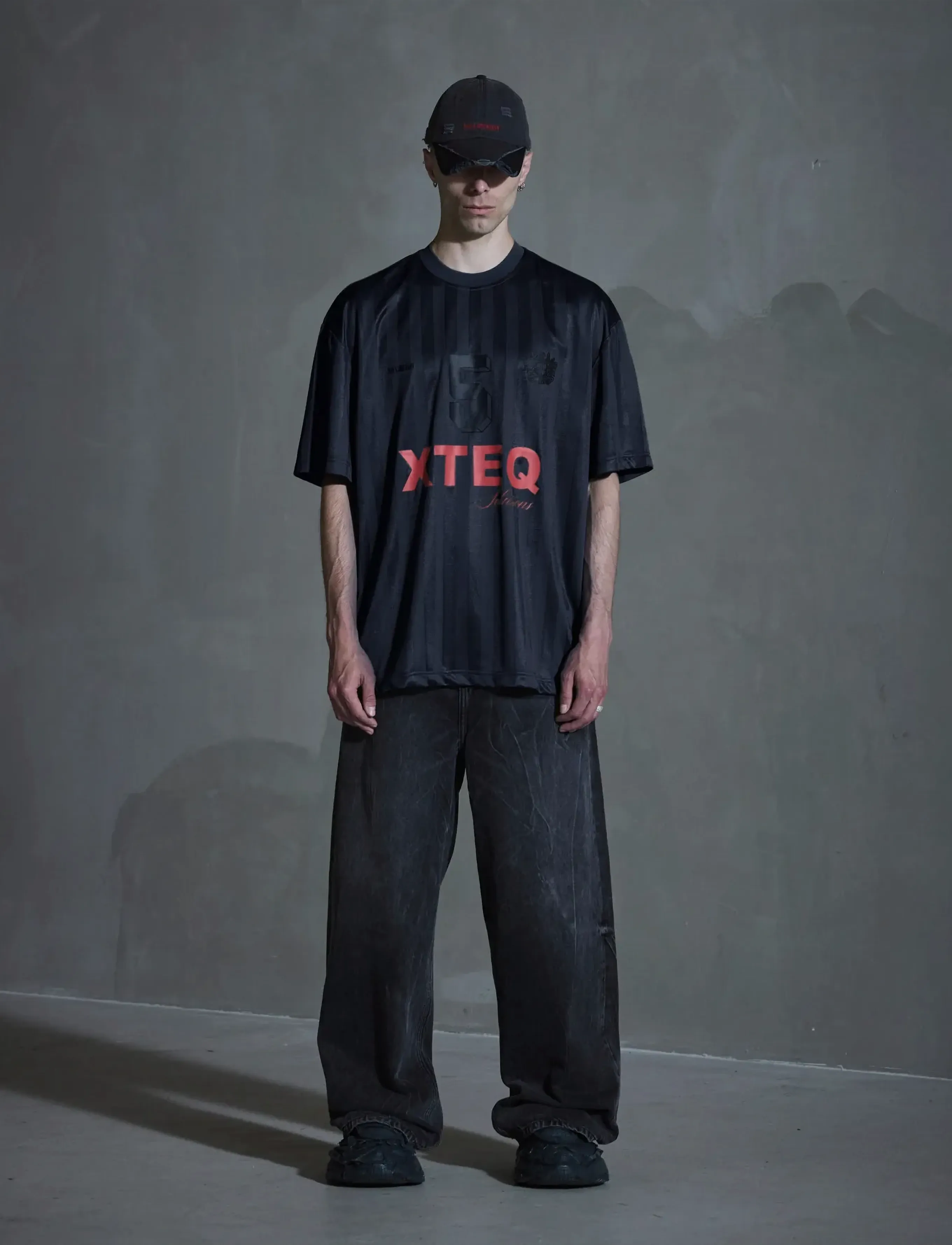 HAN Kjøbenhavn Printed Football Tee - Oberteile & T-shirts - DARK GREY / red