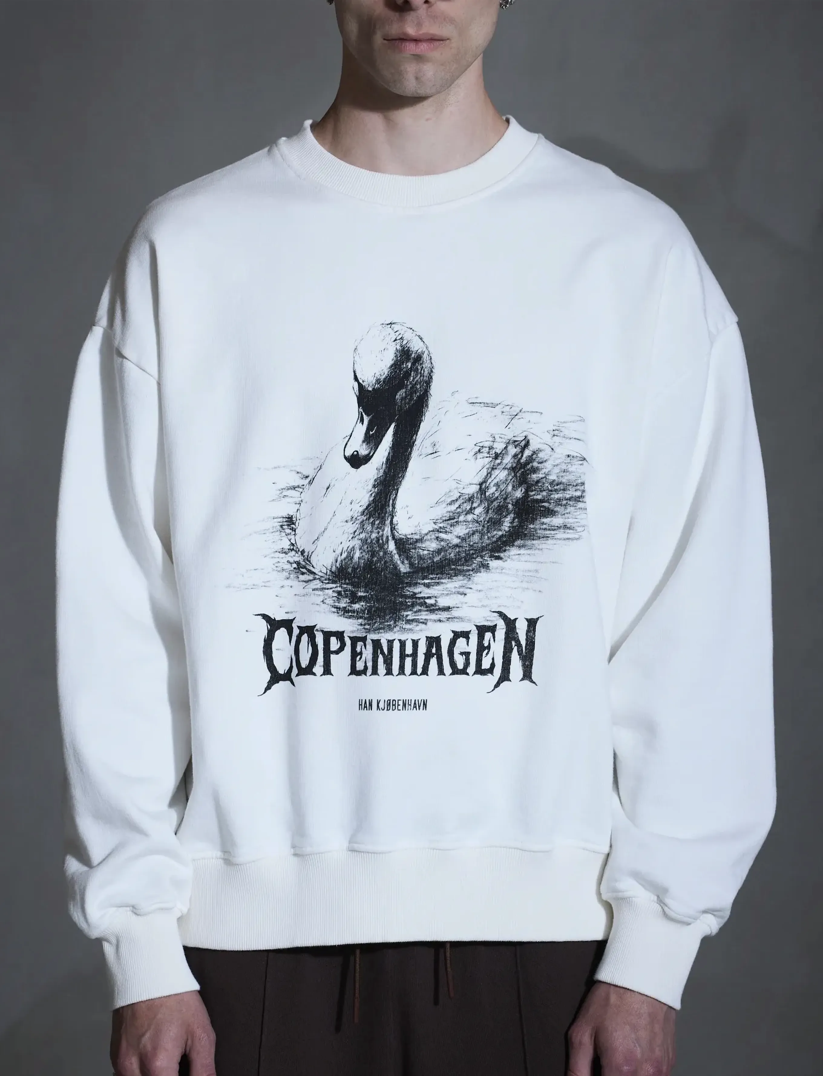 HAN Kjøbenhavn Hk Swan Oversized Crewneck, S, White, Sweatshirts & Hættetrøjer > Sweatshirts, Herre