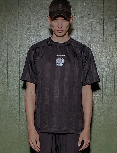 HAN Kjøbenhavn Crest Football Tee - Kortærmede T-shirts - BLACK / black