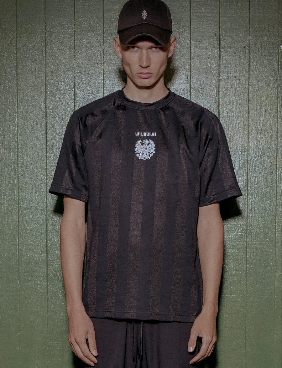 HAN Kjøbenhavn - Crest Football Tee - kortærmede t-shirts - black - 0