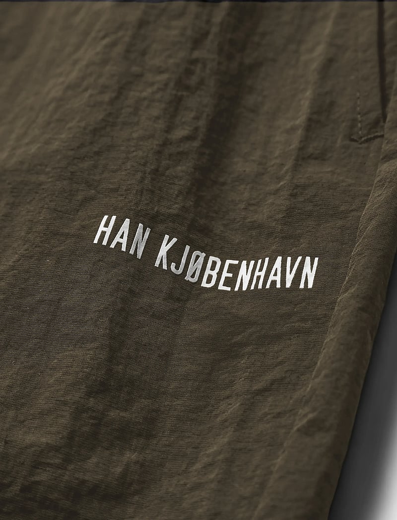 HAN Kjøbenhavn - Logo Track Shorts - lühikesed vabaajapüksid - khaki green - 1