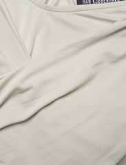 HAN Kjøbenhavn - Viscose Jersey Stretch Cropped Long Sleeve Top - long-sleeved blouses - light sand - 2