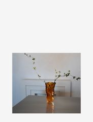Hein Studio - Ostrea Rock Glass Vase - Amber - große vasen - amber - 1