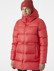 Helly Hansen - W ESSENCE DOWN PARKA - parka stila mēteļi - poppy red - 1