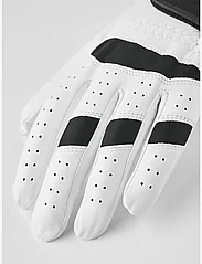 Hestra - Golf Leather Left - 5 finger Offwhite/Black-6 - golfudstyr - offwhite/black - 2