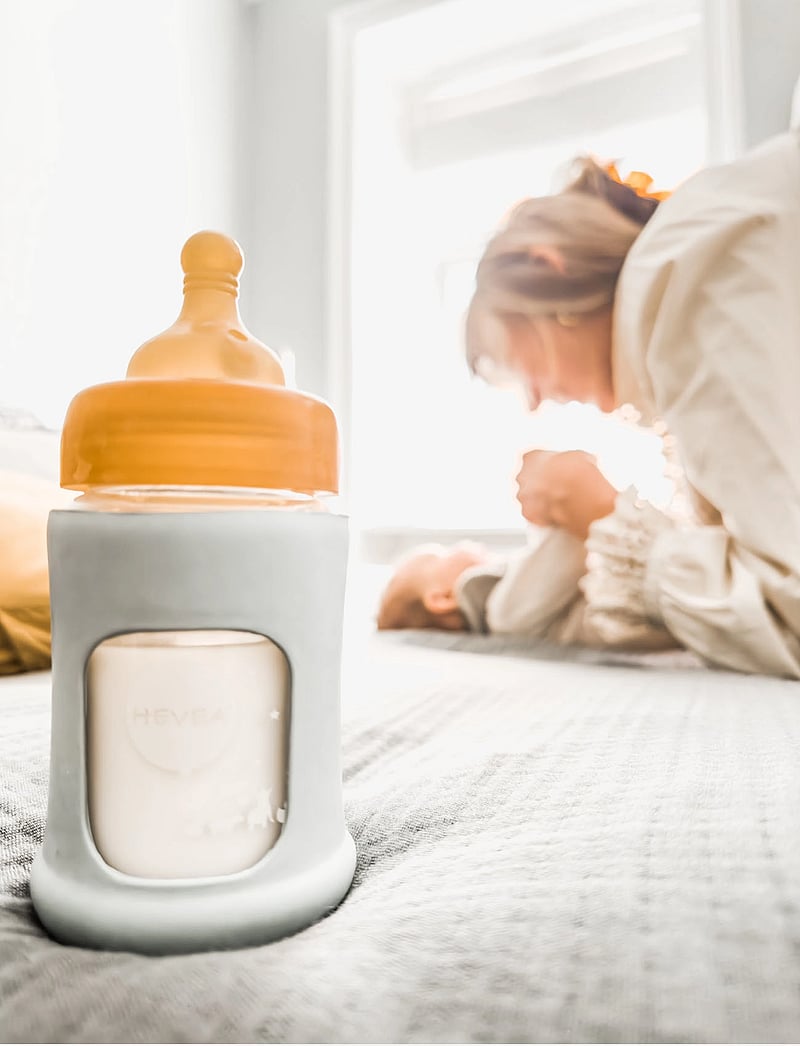 HEVEA - Wide Neck Baby Glass Bottle with Sleeve 150ml/5oz Single-Pack - nappflaskor - seafoam blue - 3