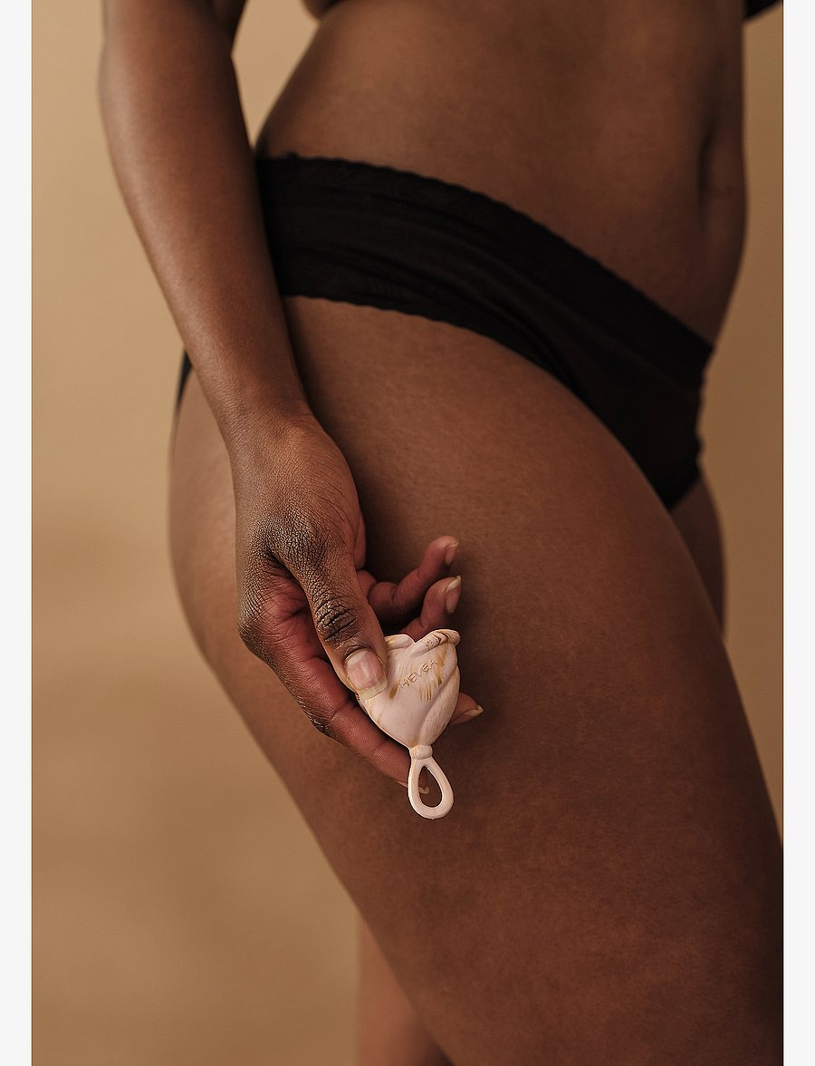 HEVEA - LOOP Menstrual Cup - Size 1 - Golden Blush - blush - 2