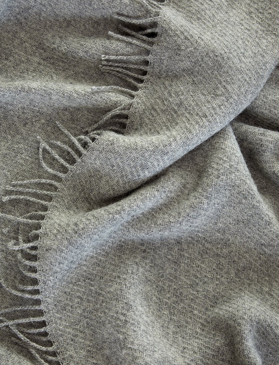 Høie of Scandinavia - Falketind pledd naturlig grå - tekid ja padjad - natural grey - 3