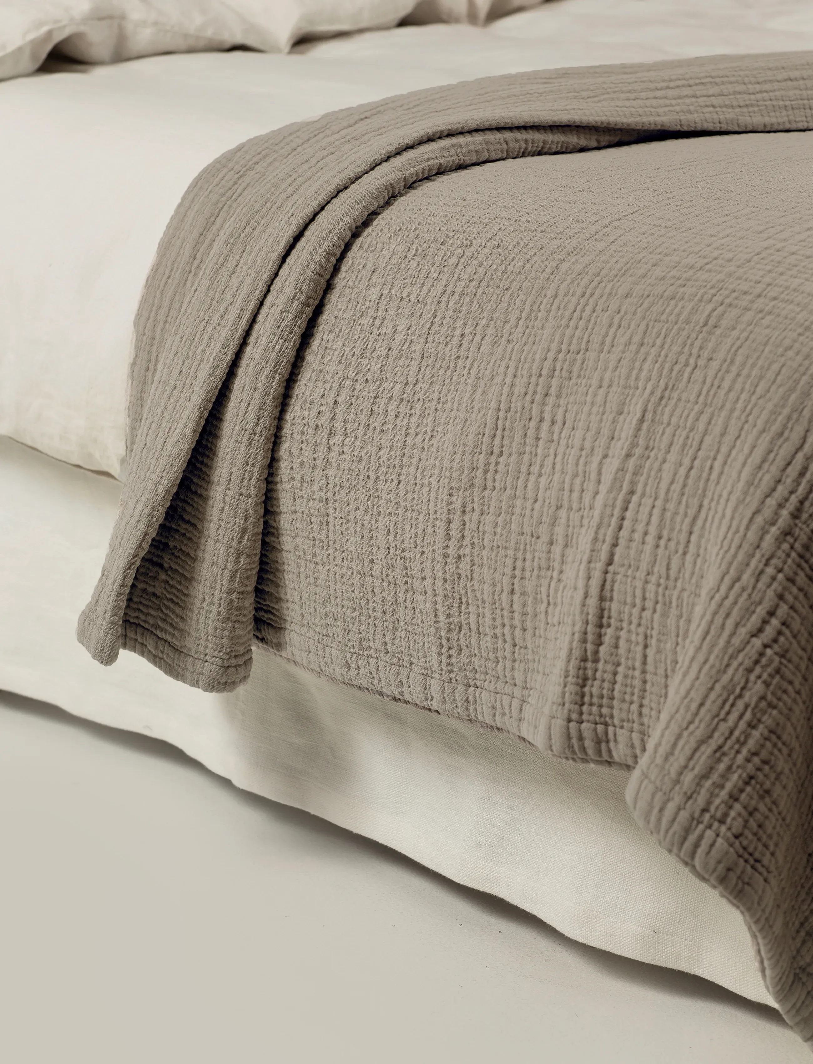 Himla - Denise Bedspread - decken - greige - 2