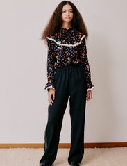 Hofmann Copenhagen - Mayla - long-sleeved blouses - black print - 2