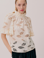 Hofmann Copenhagen - Ilia - short-sleeved blouses - creme - 2