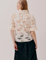 Hofmann Copenhagen - Ilia - short-sleeved blouses - creme - 3
